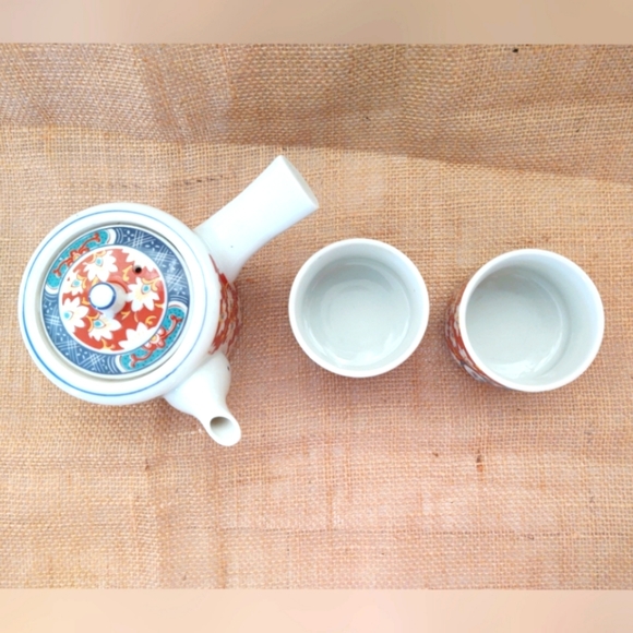 Asian porcelain side handle teapot with two cups. - Picture 2 of 4